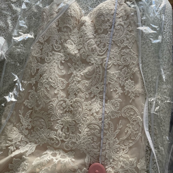 Maggie Sottero Ivory Lace Bridal Gown 14 - Picture 9 of 11